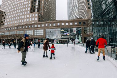 Brookfield Place 'de insanlar tatil sezonunda buz pateni yapıyor.
