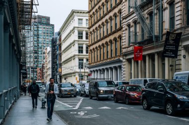 Soho New York 'ta Broome caddesinde sabah trafiği sıkışık.