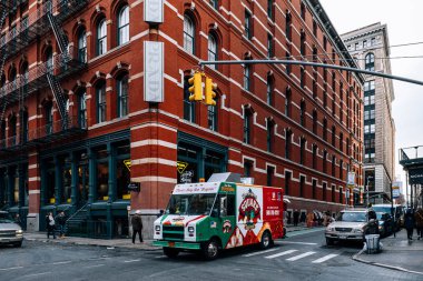 Soho New York 'ta Spring Caddesi' nden geçen pizza kamyonu.