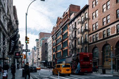 Sabah trafiği ve turist Soh 'ta Broadway' de yürüyor.