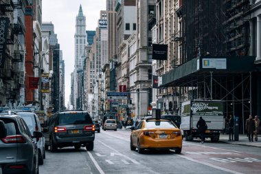 Sabah trafiği ve turist Soh 'ta Broadway' de yürüyor.
