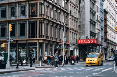 Sabah trafiği ve turist Soh 'ta Broadway' de yürüyor.