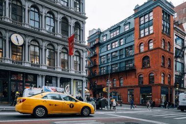 Sabah trafiği ve turist Soh 'ta Broadway' de yürüyor.