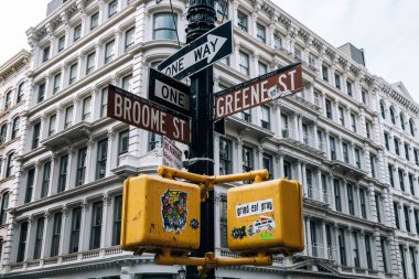 Soho New York 'ta sokak tabelaları ve trafik ışıkları.