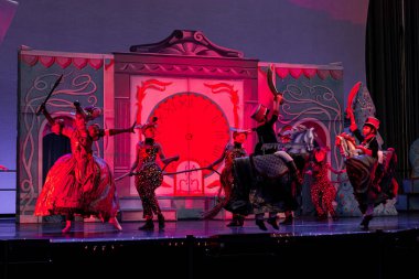 İnsanlar kış bahçesinde gösteri sanatını bekliyor.