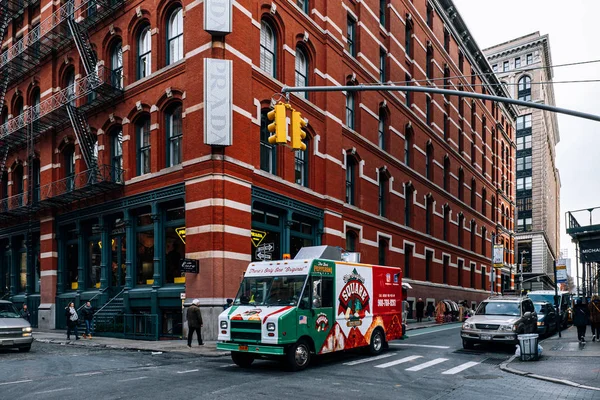 Pizza jídlo truck kolem Spring Street v Soho New York City — Stock fotografie