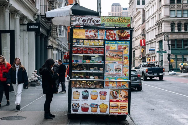Gente persiguiendo frente al puesto de comida en Broadway en SOHO New — Foto de Stock