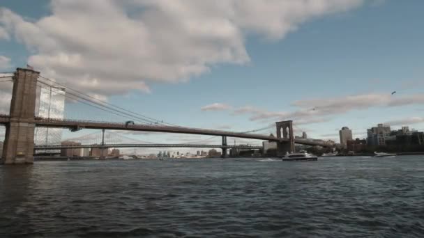 2019年10月18日 从曼哈顿下城的16号码头俯瞰东河和布鲁克林大桥的海鸟全景 — 图库视频影像