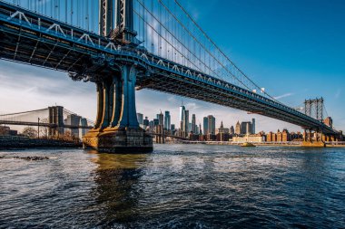 Manhattan 'da Günışığı Köprüsü Doğu R' de Aşağı Manhattan Skyline 'da