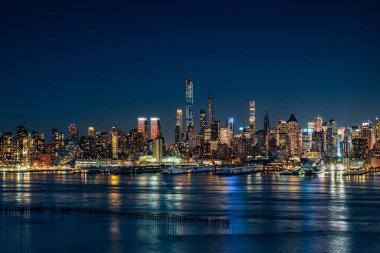Hudson River 'da gece lambası Batı Manhattan Binaları