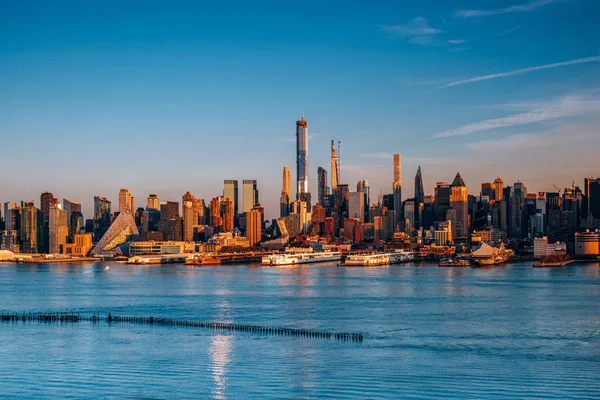 Hudson Nehri üzerinde gün batımı Batı Manhattan Binaları — Stok fotoğraf