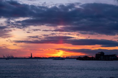 New York Şehri - Usa - 20 Şubat 2020: Kış Günbatımı Özgürlük Heykeli ve Yukarı New York Körfezi manzarası