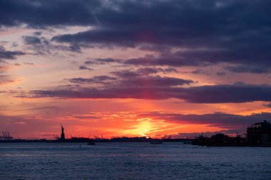 New York Şehri - Usa - 20 Şubat 2020: Kış Günbatımı Özgürlük Heykeli ve Yukarı New York Körfezi manzarası