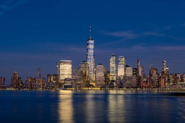 New York City - Usa - 17 Şubat 2020: Manhattan Finansal Bölgesi Hudson Nehri 'ndeki Bulutların Binaların Üzerinden Geçişi Gece Görüşü