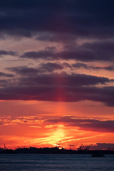 New York Şehri - Usa - 20 Şubat 2020: Kış Günbatımı Özgürlük Heykeli ve Yukarı New York Körfezi manzarası