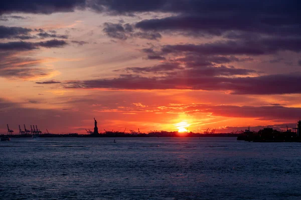 New York Şehri - Usa - 20 Şubat 2020: Kış Günbatımı Özgürlük Heykeli ve Yukarı New York Körfezi manzarası