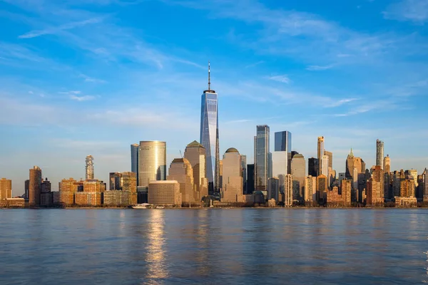 ニューヨーク市 アメリカ 2020年2月17日 ロウアー マンハッタン金融街の建物の上を移動する雲の昼間の景色ハドソン川 — ストック写真