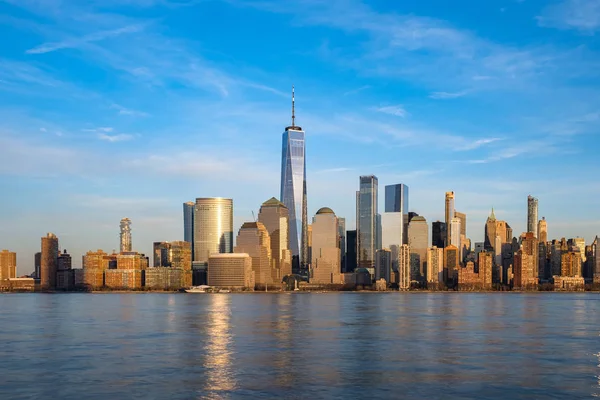 New York City - Usa - 17 Şubat 2020: Manhattan Finansal Bölgesi Hudson Nehri 'ndeki Bulutların Binaların Üzerinden Geçişi