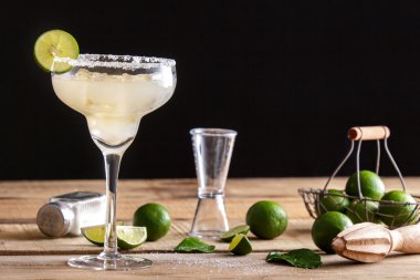 limon ve tuz ile klasik margarita yenileniyor