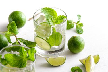 taze mojito taze limes, nane ve buz ile kokteyl