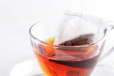 bir fincan çay çay poşeti ile
