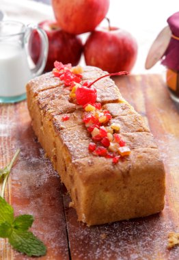 kıyılmış kiraz tepesi ile ev yapımı yumuşak sünger kek