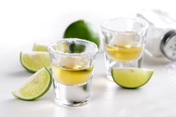 Due shot di tequila con fetta di lime e sale — Foto Stock