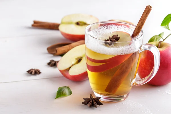Hard apple cider with cinnamon stick — Stock Photo, Image