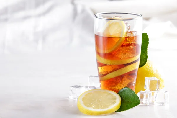 Vers ijs citroen thee met citroen segment en ijsblokjes — Stockfoto