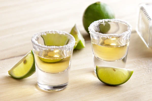 Två tequila skott med lime skiva och salt — Stockfoto