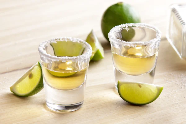 Due shot di tequila con fetta di lime e sale — Foto Stock