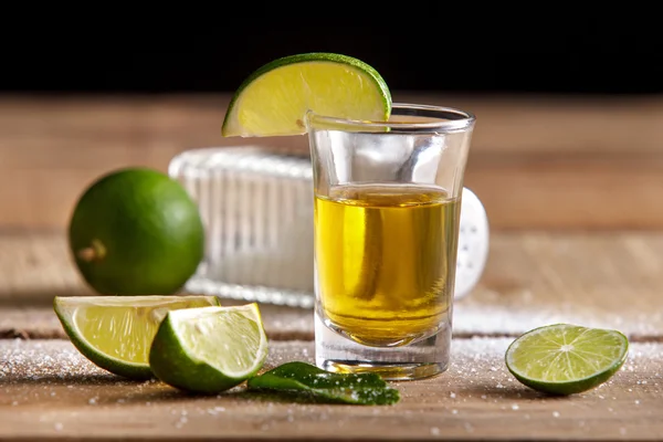 Shot di tequila con lime e sale — Foto Stock