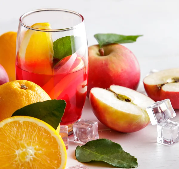 Frische Mischung Sirup mit Orangen- und Apfelscheibe — Stockfoto