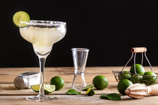 Verfrissende klassieke margarita met limoen en zout — Stockfoto