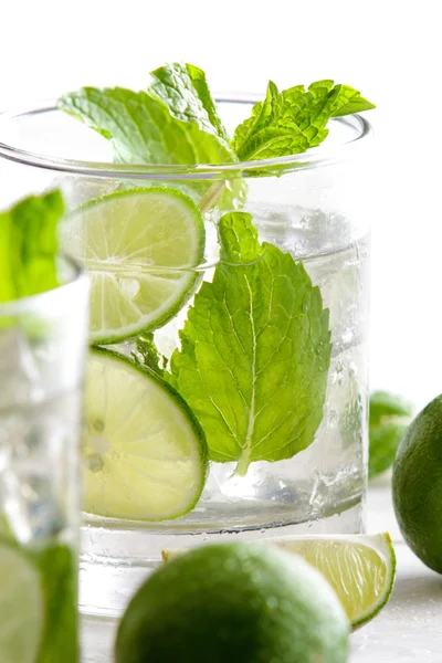 Cocktail di mojito fresco con lime fresco, menta e ghiaccio — Foto Stock