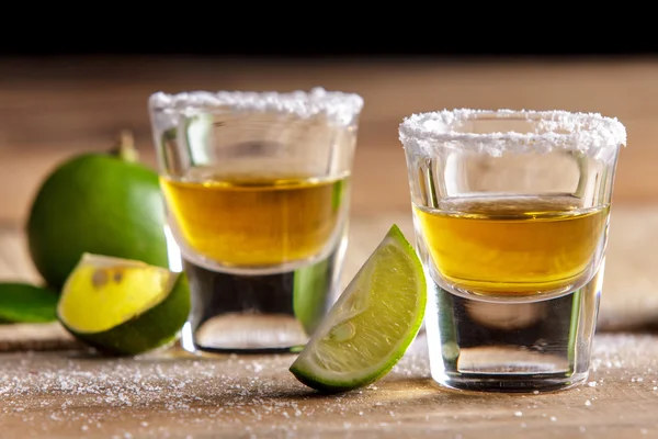 Two tequila shots with lime slice and salt — Stock Photo, Image