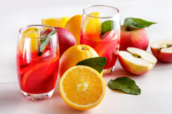 Mix van stroop met sinaasappel en appel segment — Stockfoto