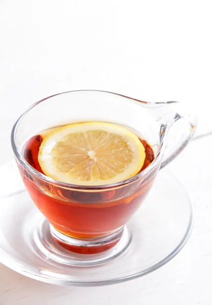 Чашку горячего лимонного чая с ломтиком лимона — стоковое фото
