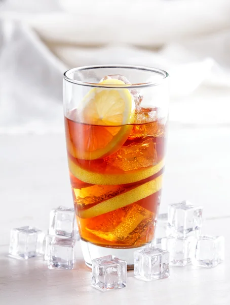 A glass of ice lemon tea with lemon slice and ice cubes — Stock Photo, Image