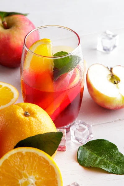 Vers fruit punch met sinaasappel en appel segment voor verfrissing — Stockfoto