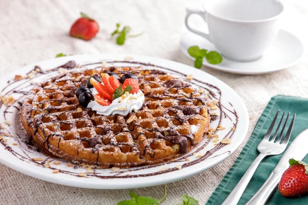 Waffle caseiro com chocolate, morango — Fotografia de Stock