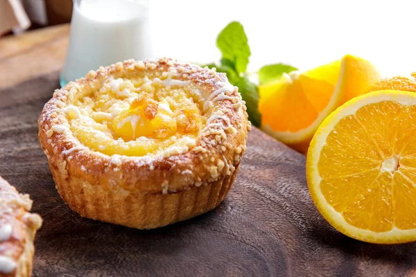 Dolce torta di muffin arancia fresca — Foto Stock