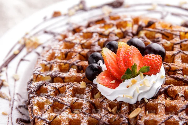 Hausgemachte Waffel mit Schokolade, Erdbeere — Stockfoto