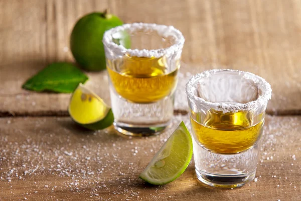 Due shot di tequila con fetta di lime e sale — Foto Stock