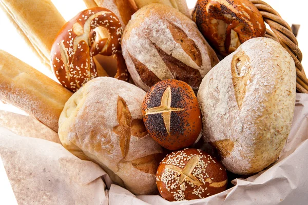 Assortiment van vers brood op de mand — Stockfoto