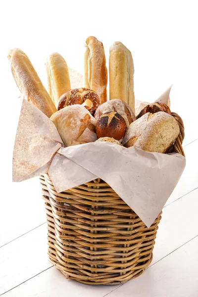 Pan recién horneado en la cesta —  Fotos de Stock