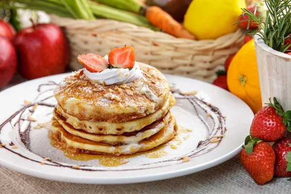 Stack of homemade pancake with maple syrup — Stock Photo, Image