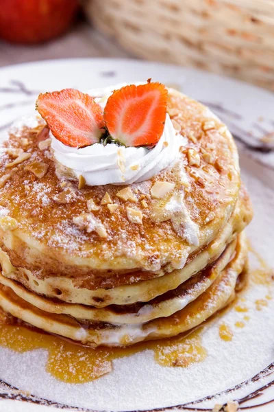 Stapel hausgemachter Pfannkuchen mit Ahornsirup — Stockfoto