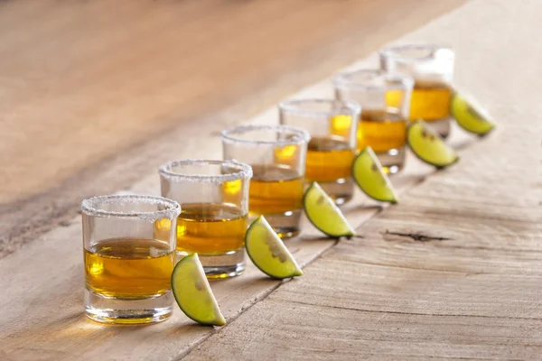 Sześć strzałów tequila z rzędu z plasterka limonki i soli — Zdjęcie stockowe