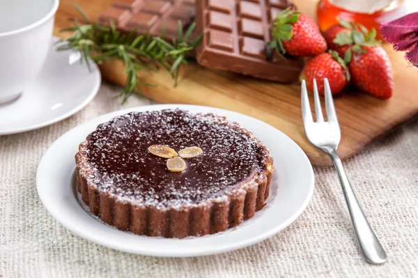 Kue pai coklat buatan sendiri dengan coklat batangan — Stok Foto